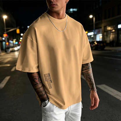 👕 53% הנחה עכשיו! ✨ חולצה לגברים עם שרוולים קצרים גזרה רחבה – תערובת כותנה פרימיום, הדפס גרפי אורבני וסגנון קז'ואל גדול במיוחד🏙️