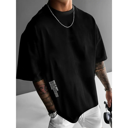 👕 53% הנחה עכשיו! ✨ חולצה לגברים עם שרוולים קצרים גזרה רחבה – תערובת כותנה פרימיום, הדפס גרפי אורבני וסגנון קז'ואל גדול במיוחד🏙️