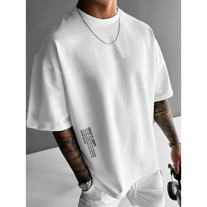 👕 53% הנחה עכשיו! ✨ חולצה לגברים עם שרוולים קצרים גזרה רחבה – תערובת כותנה פרימיום, הדפס גרפי אורבני וסגנון קז'ואל גדול במיוחד🏙️