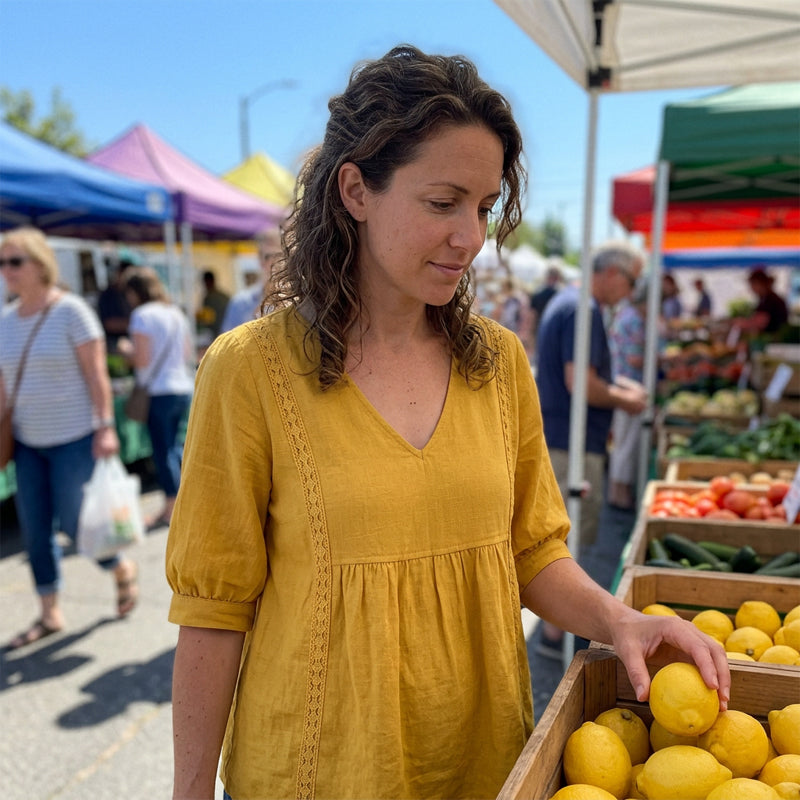 חולצת קז'ואל לנשים עם צווארון V ועיטור תחרה