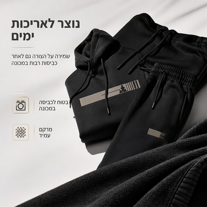 סט שני חלקים: חולצת טריקו עם כובע ומכנסי טריקו לגברים